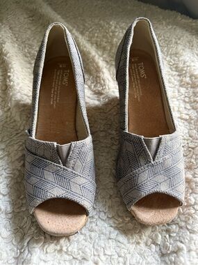 Toms Women's Gray Patterned Peep-Toe Wedge Slip-Ons